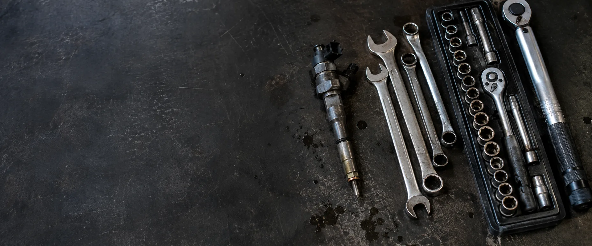 Injector dan kunci-kunci di meja kerja
