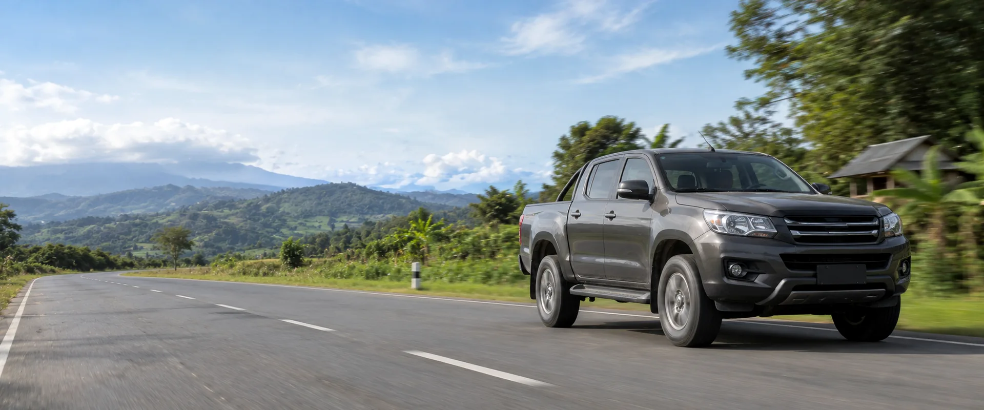 Pickup diesel melaju di jalan